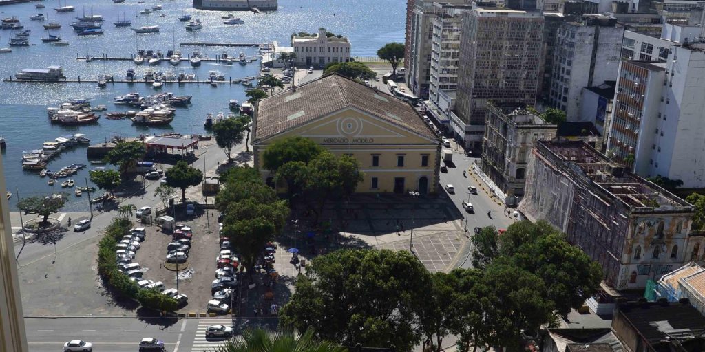 exposicao-tem-obra-de-mario-cravo-junior-com-madeira-do-mercado-modelo