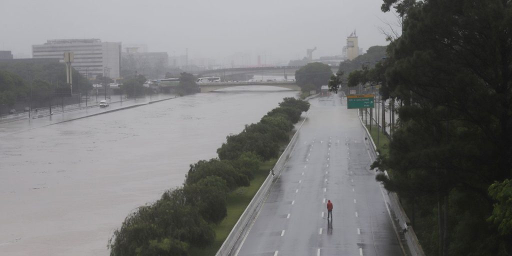 fortes-chuvas-atingem-sao-paulo-e-alagam-ruas