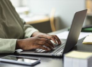 trabalhador-de-vista-lateral-digitando-no-laptop